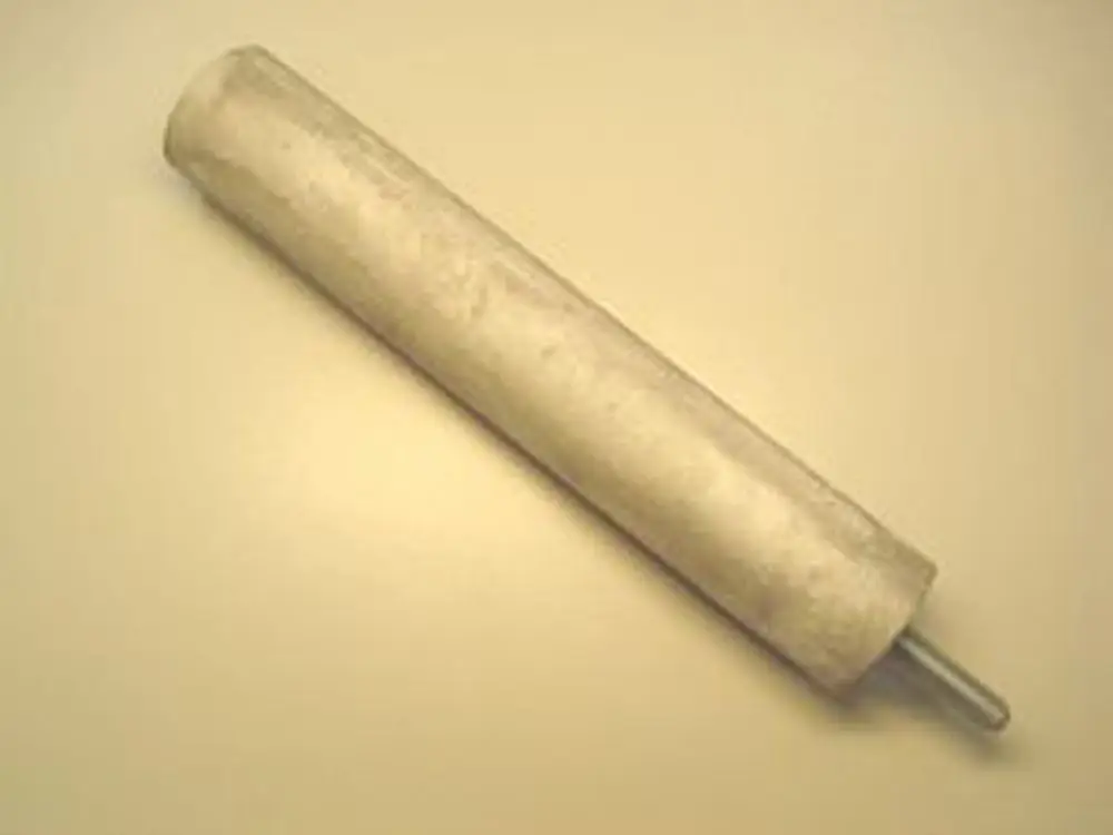 Remeha-Anode in zylindrischer Form, mit Metallstift an einem Ende, auf hellem Hintergrund platziert.